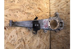 Поворотный кулак передний левый