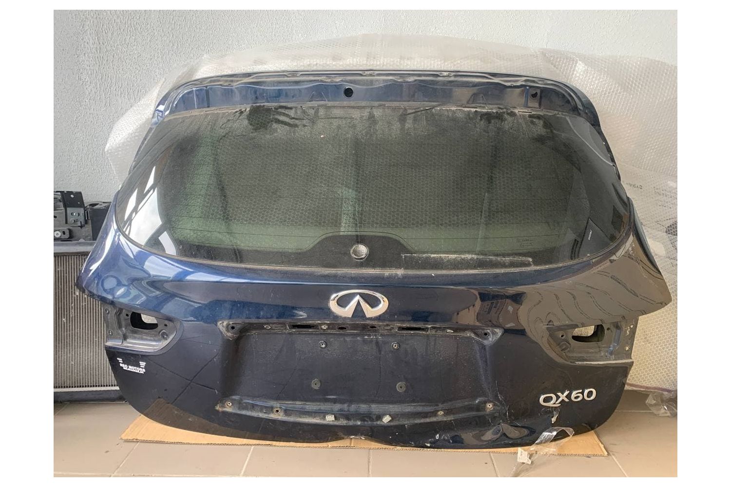 Стекло окна задней двери